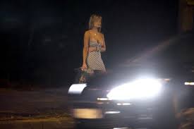 Minaccia un cliente, prostituta in manette