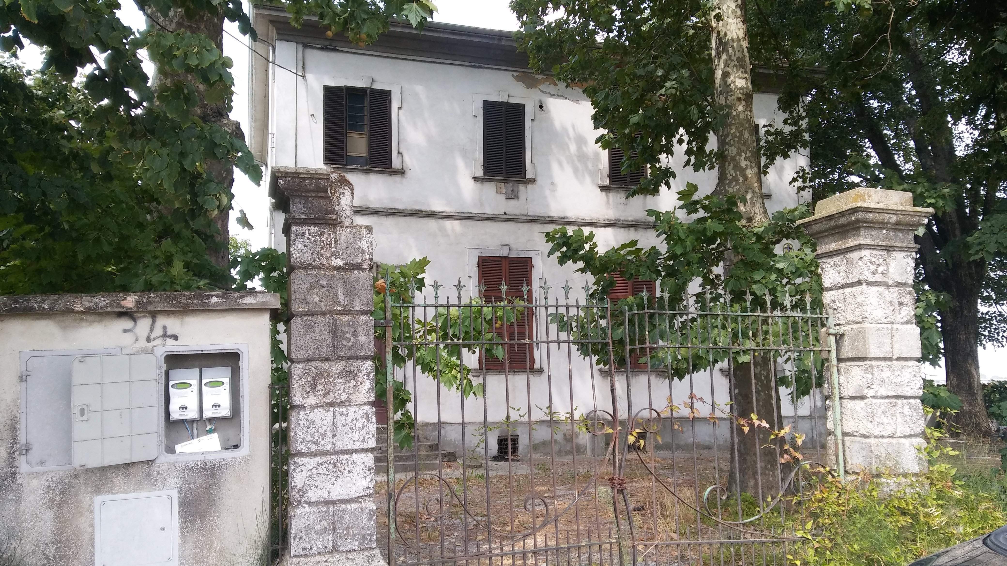 Casalbaroncolo: ex scuola lasciata agli abusivi e al degrado. Blitz della Municipale (FOTO)