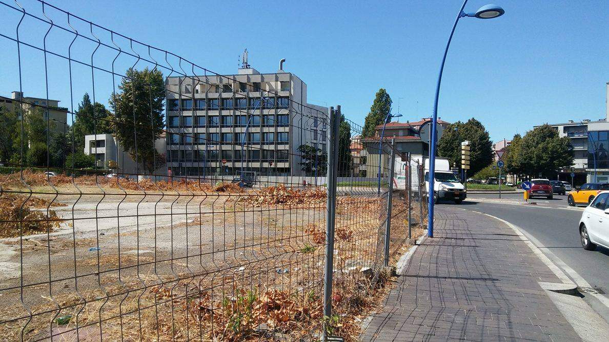 Viale Piacenza, vicino alle scuole un triangolo dimenticato da Iren