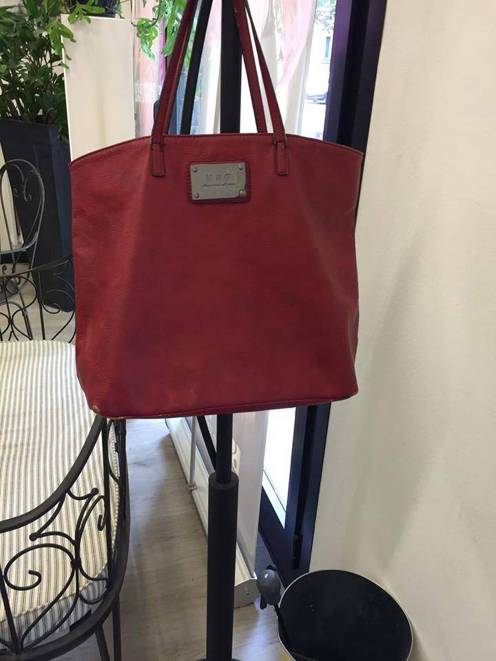 Via Viotti, esce dalla parrucchiera lasciando borsa e conto da pagare. “Siamo state fregate”