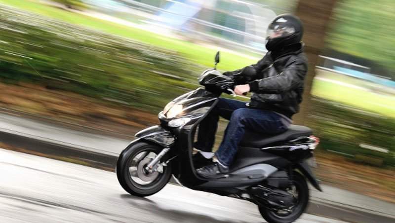 Via Calatafimi: per sfuggire all’arresto butta lo scooter contro i carabinieri