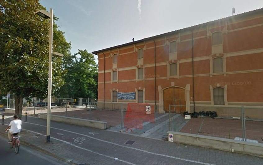 Via Trento, incendio nello stabile abbandonato: salvato 16enne scappato da casa famiglia