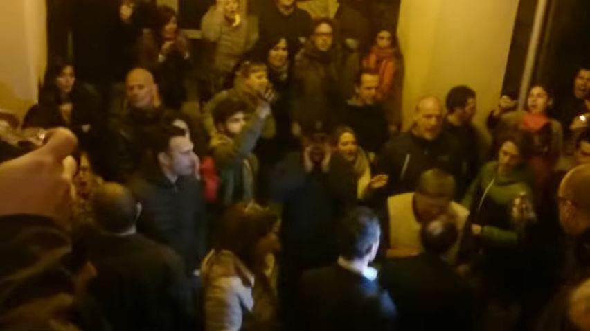 Caso “puzza” Borgotaro- Fischi e insulti sotto al Municipio per Osservatorio. Il 10 aprile la relazione Laminam: “Se problema non verrà risolto in tempi ragionevoli ci sarà sospensione”