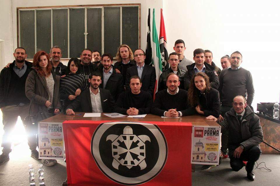 Endorsement di CasaPound per Scarpa? Spaggiari: “Il peggio è Pizzarotti” Mora: “Meglio giornata al mare”