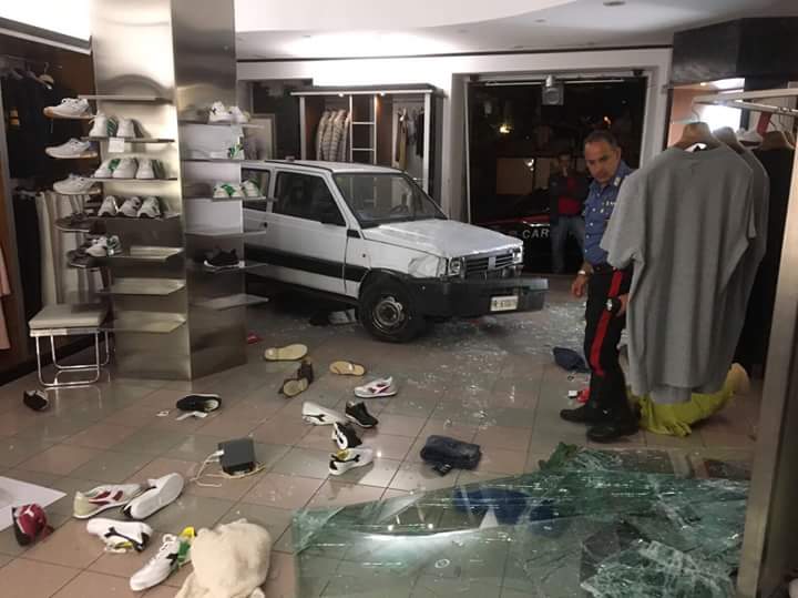 Borgotaro: entra con la Panda dentro a un negozio, ingenti danni