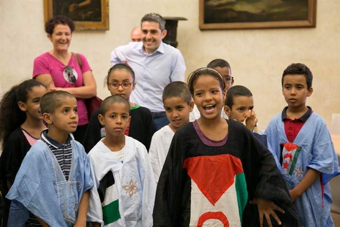 Pizzarotti incontra 13 bambini dello Saharawi: “Vicini a questo popolo”. Qui a Parma una vacanza nei centri estivi