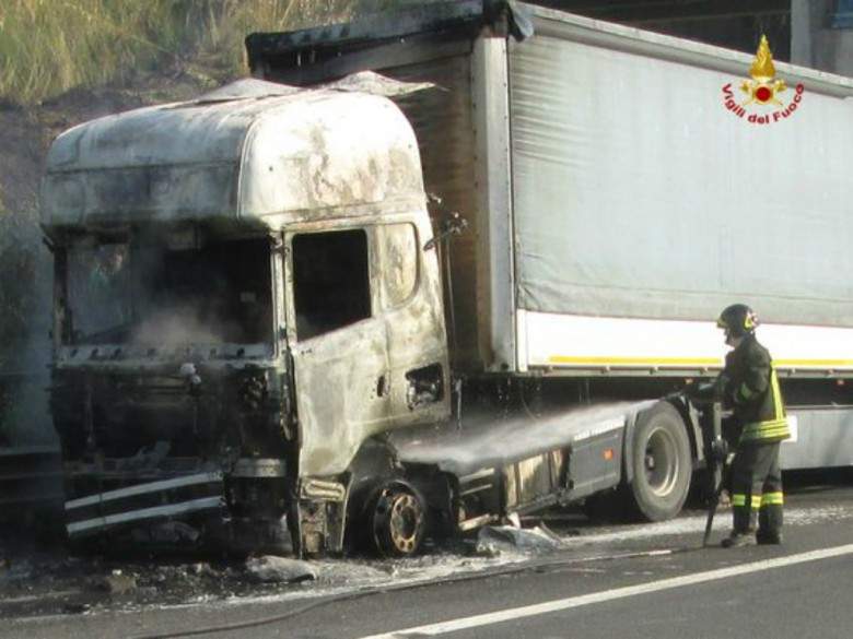 Autocisa: camion in fiamme, chiusa strada da Fornovo a Parma