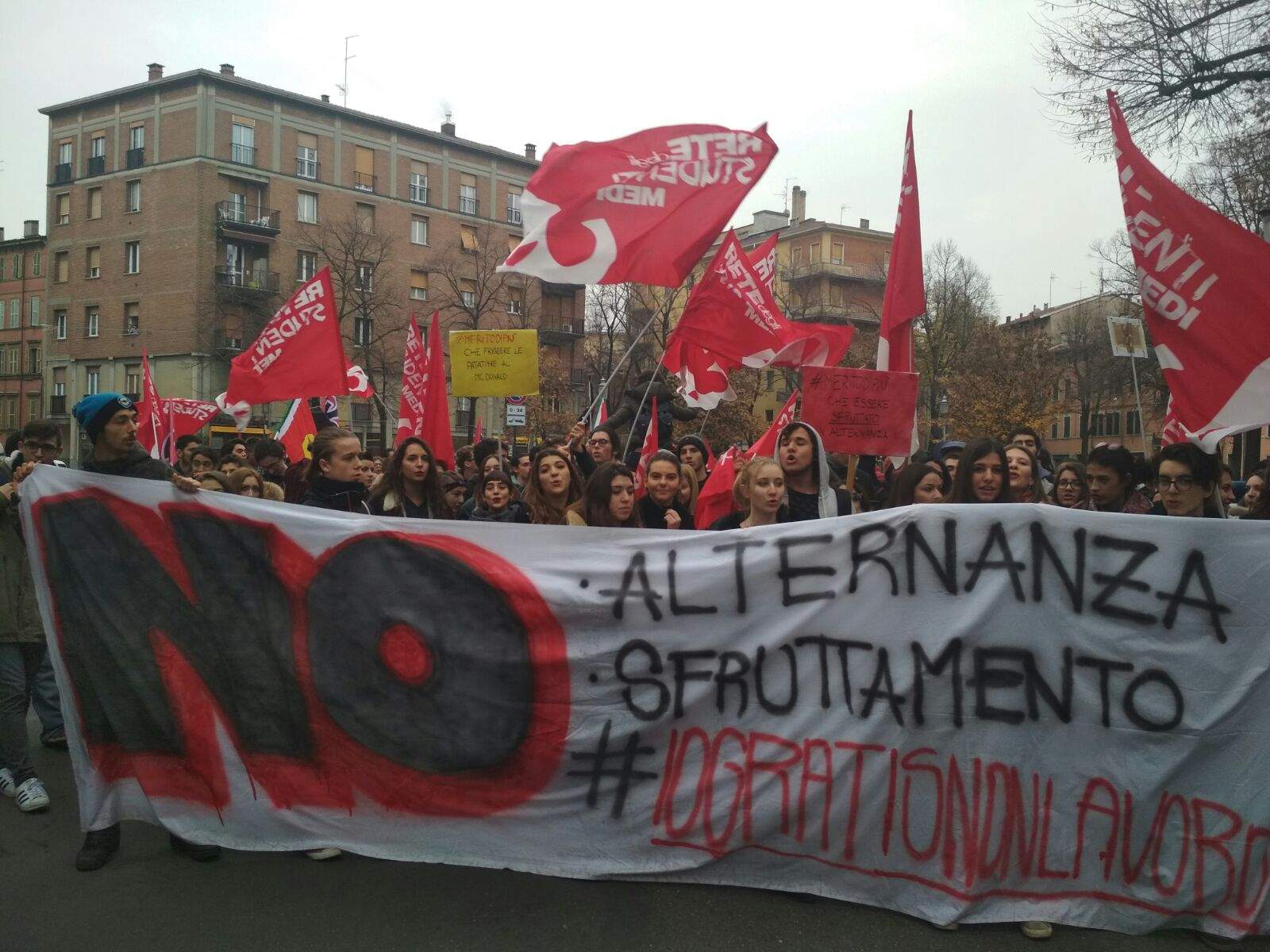 Rete degli Studenti in piazza per dire stop a un’alternanza scuola-lavoro di sfruttamento: “Vogliamo qualità”