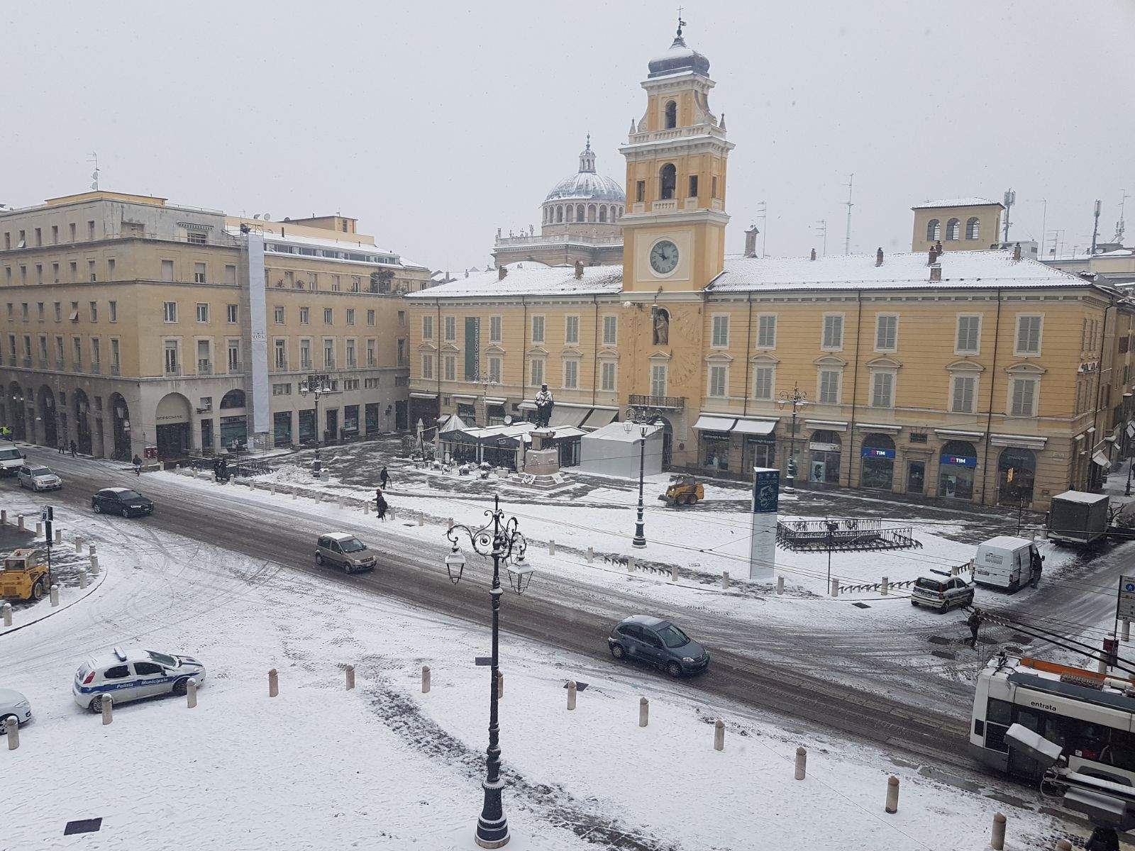 Risveglio con la neve a Parma: potrebbe scendere fino a domani sera (video-foto). Operativo il “piano neve”