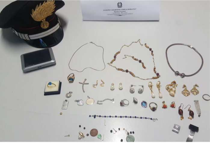 Sorbolo- Denunciato ladro 20enne: nelle zaino il bottino di gioielli. Di chi sono?