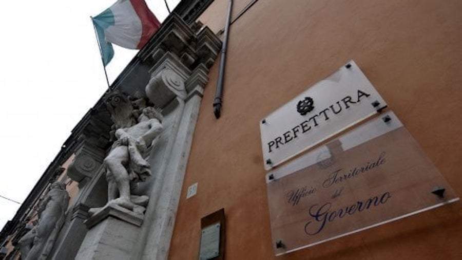Via Repubblica – Ubriaco, cerca di fermare i bus, poi aggredisce gli agenti e dà in escandescenza al Pronto Soccorso: denunciato ed allontanato