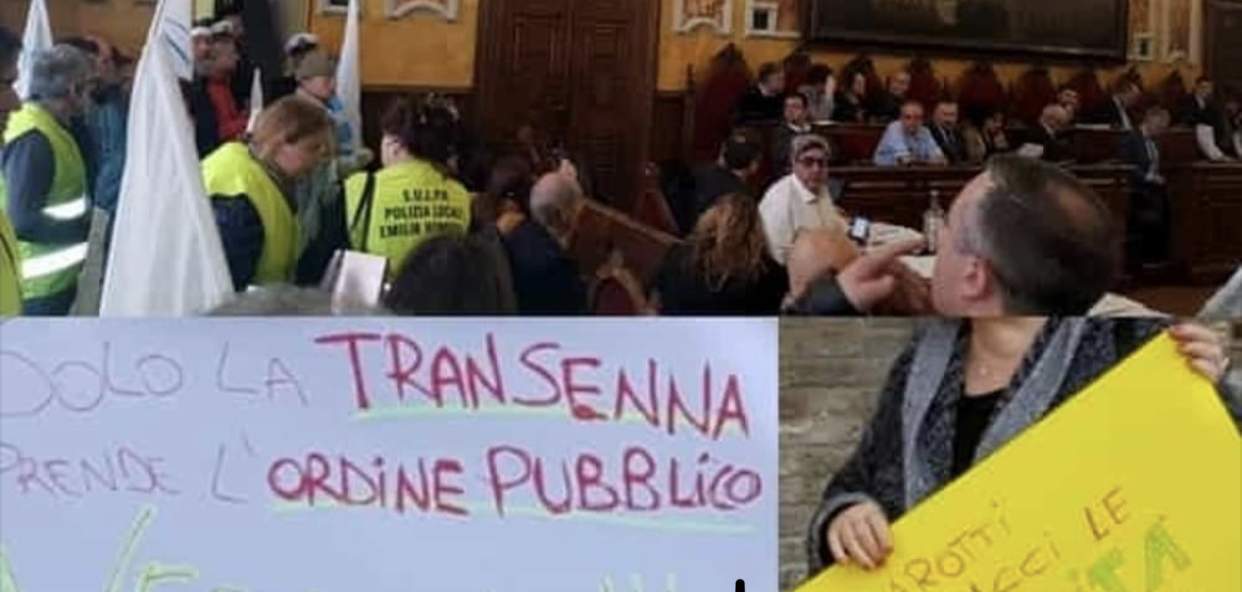 La polizia locale protesta in Consiglio comunale con i gilet gialli