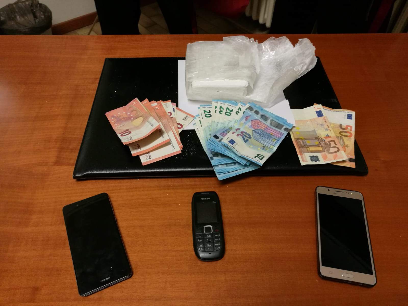 Lotta allo spaccio: arrestata coppia di pusher marocchini, nella borsa mezzo chilo di cocaina purissima