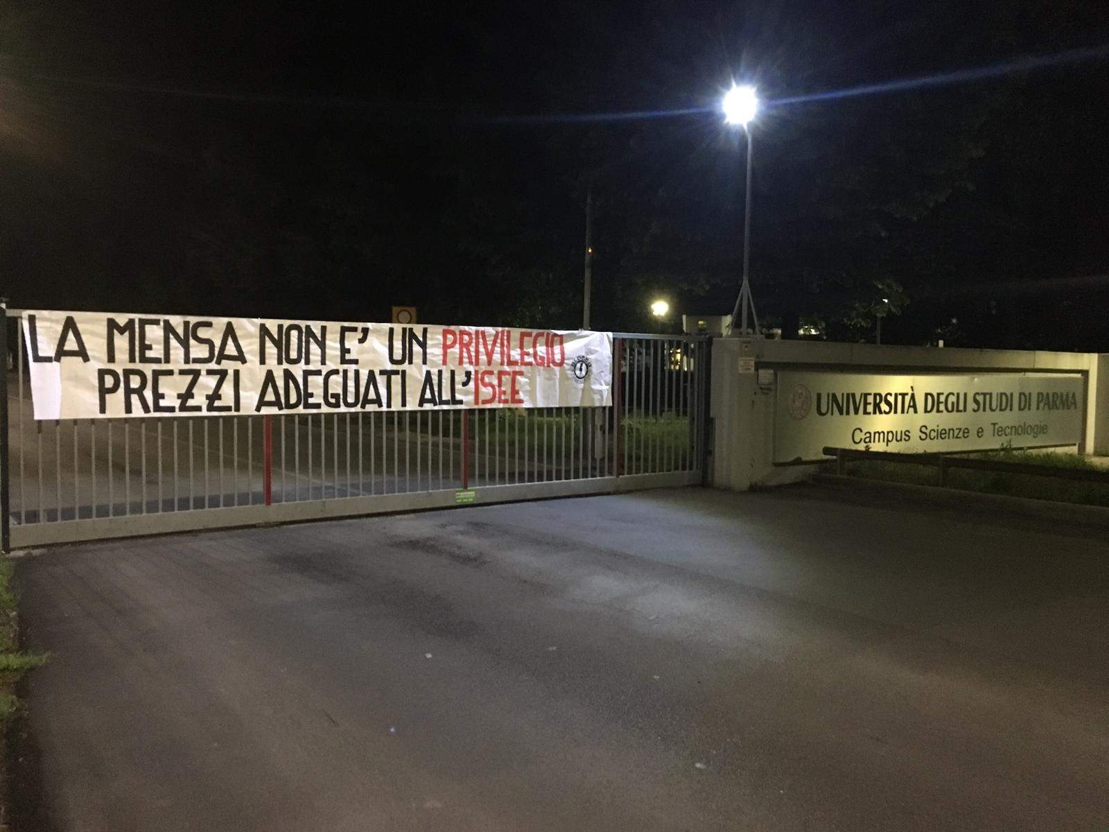 Striscione di protesta contro il caro-mensa dell’Università – FOTO
