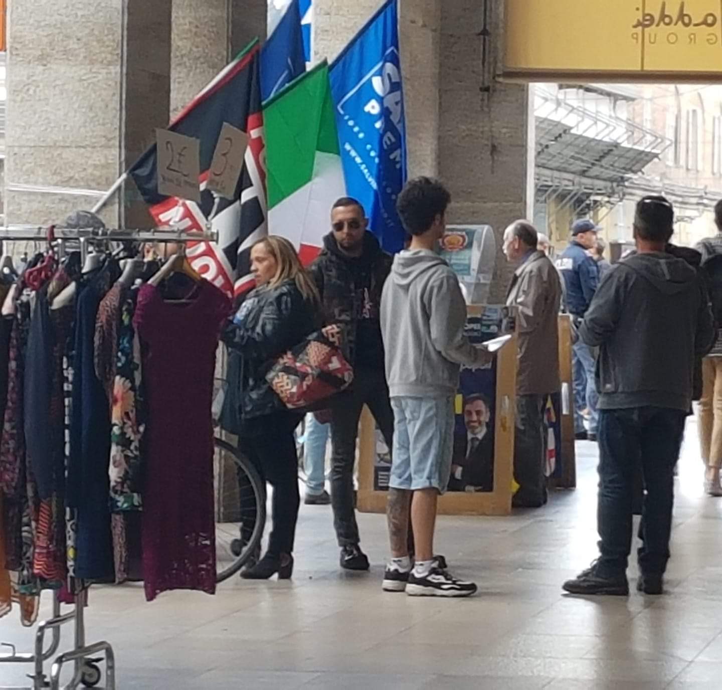 Al banchetto della Lega spunta una bandiera di Forza Nuova. La replica: “eravamo solo vicino”. Lega: “Subito assalto dai centri sociali”