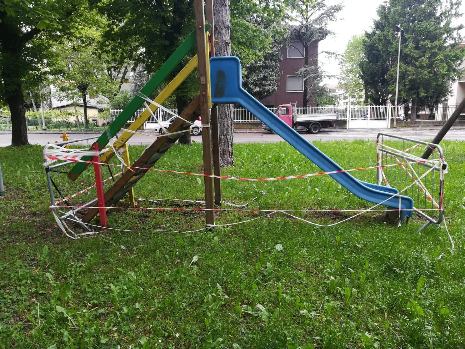 Baganzola- Degrado al gioco bimbi di Piazzale Sacco e Vanzetti