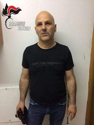 ‘Ndrangheta, taglieggiava gli imprenditori per la cosca Grande Aracri: latitante 52enne arrestato a Tirana
