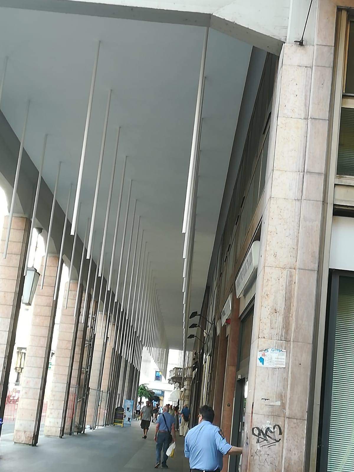 Via Mazzini, le nuove luci dividono i cittadini. E qualcuno le ha già battezzate “liane di Tarzan” – FOTO