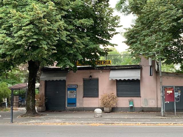 Piazzale Fiume: beccato vendere cocaina in un bar, resiste all’arresto con calci e pugni. Arrestato 27enne nigeriano