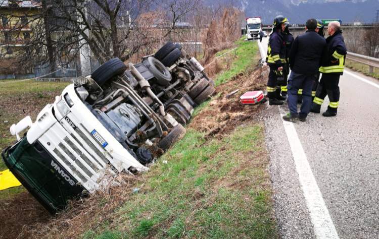 Incidente a Sissa – Camion esce di strada, ferito il conducente
