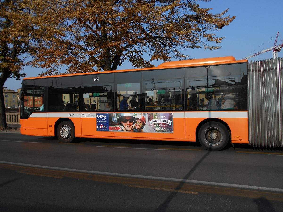 Sputano a terra poi si lanciano sotto i bus in marcia: “Il nuovo gioco delle baby gang”