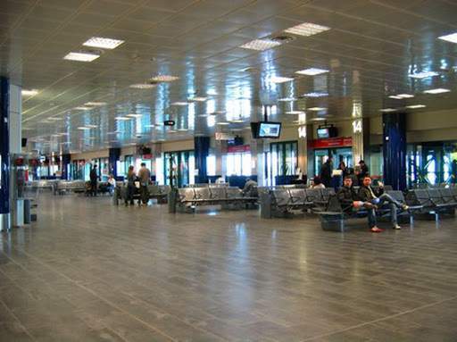 Cercano di prendere un aereo per Madrid: denunciati due parmigiani