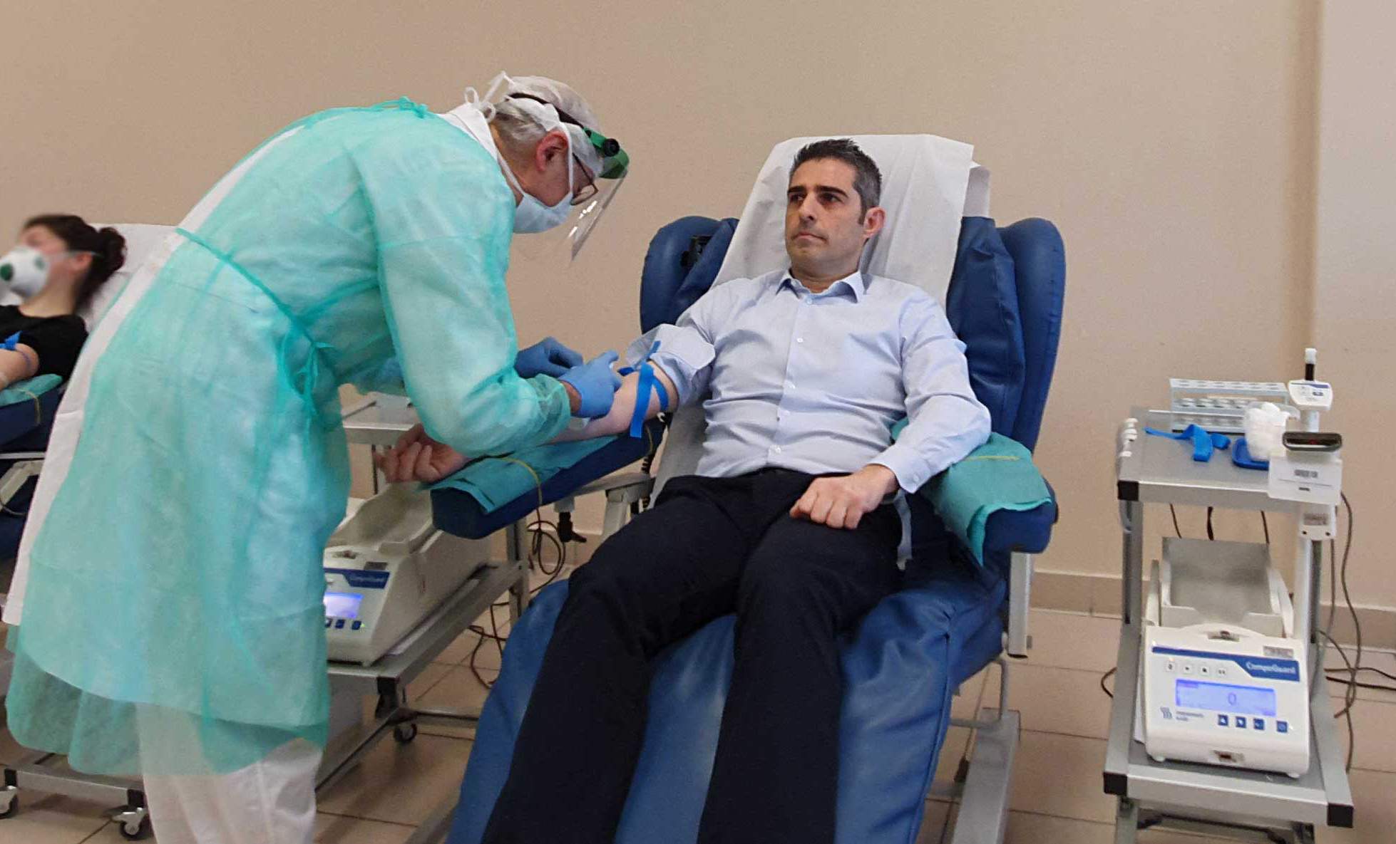 Coronavirus – Anche il sindaco Pizzarotti dona il sangue – FOTO