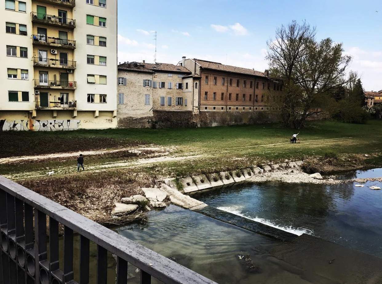 Coronavirus – No assembramenti, il Comune chiude i varchi per il greto del Parma