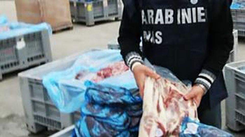 Celle frigo non funzionanti e niente autorizzazioni: sequestrati un macello e oltre 20 tonnellate di prosciutti