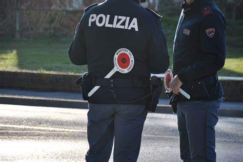 Giallo a Fidenza: uomo muore in auto durante un controllo. La testimonianza: “Ammanettato e soffocato come Floyd”