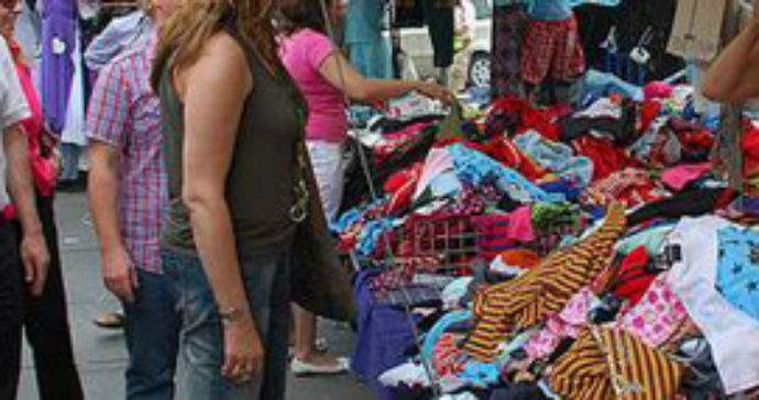 Al mercato – Incinta, si finge cliente e ruba nelle borsette: denunciata 29enne