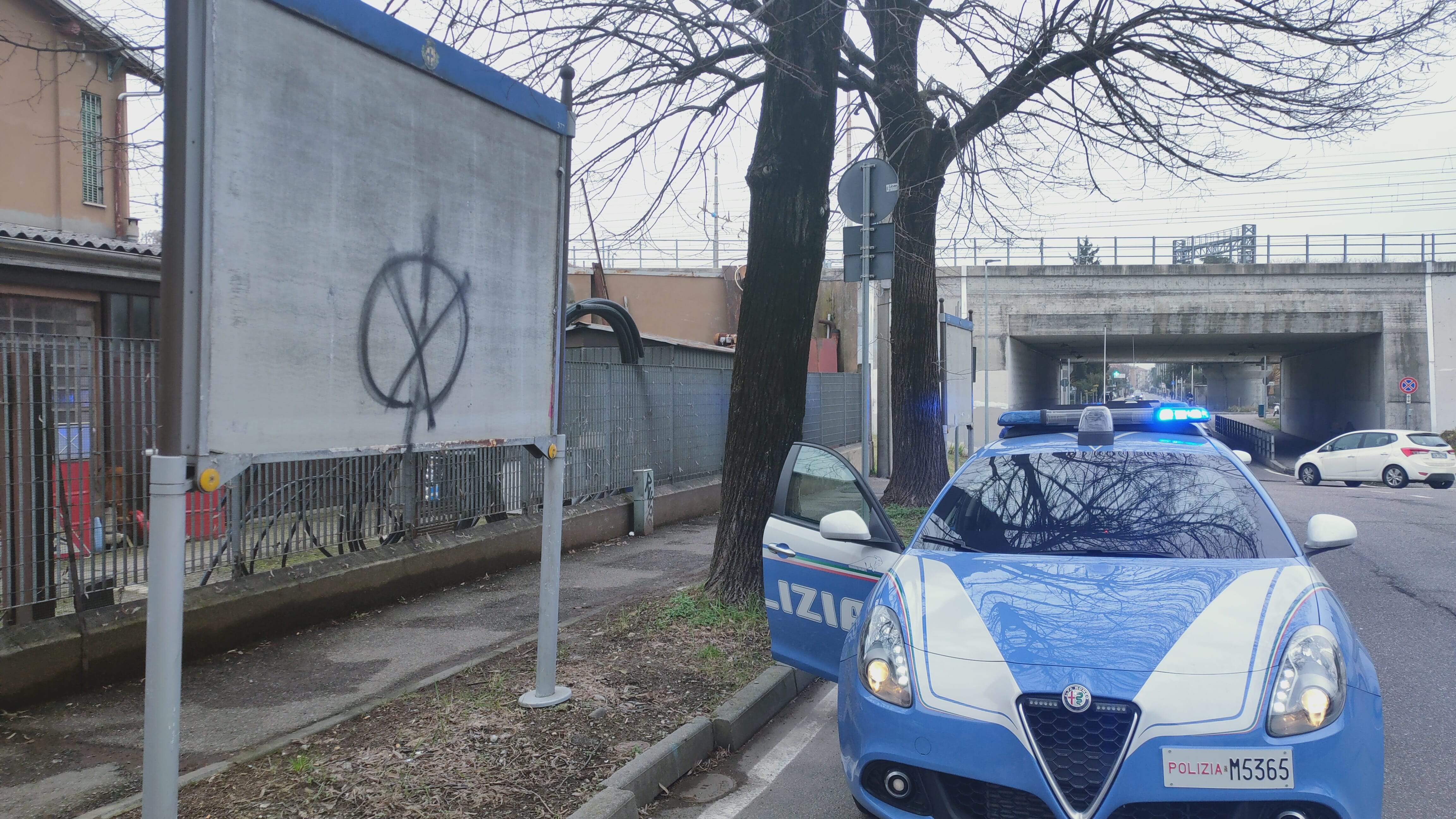 Imbratta un cartellone pubblicitario: denunciato 26enne