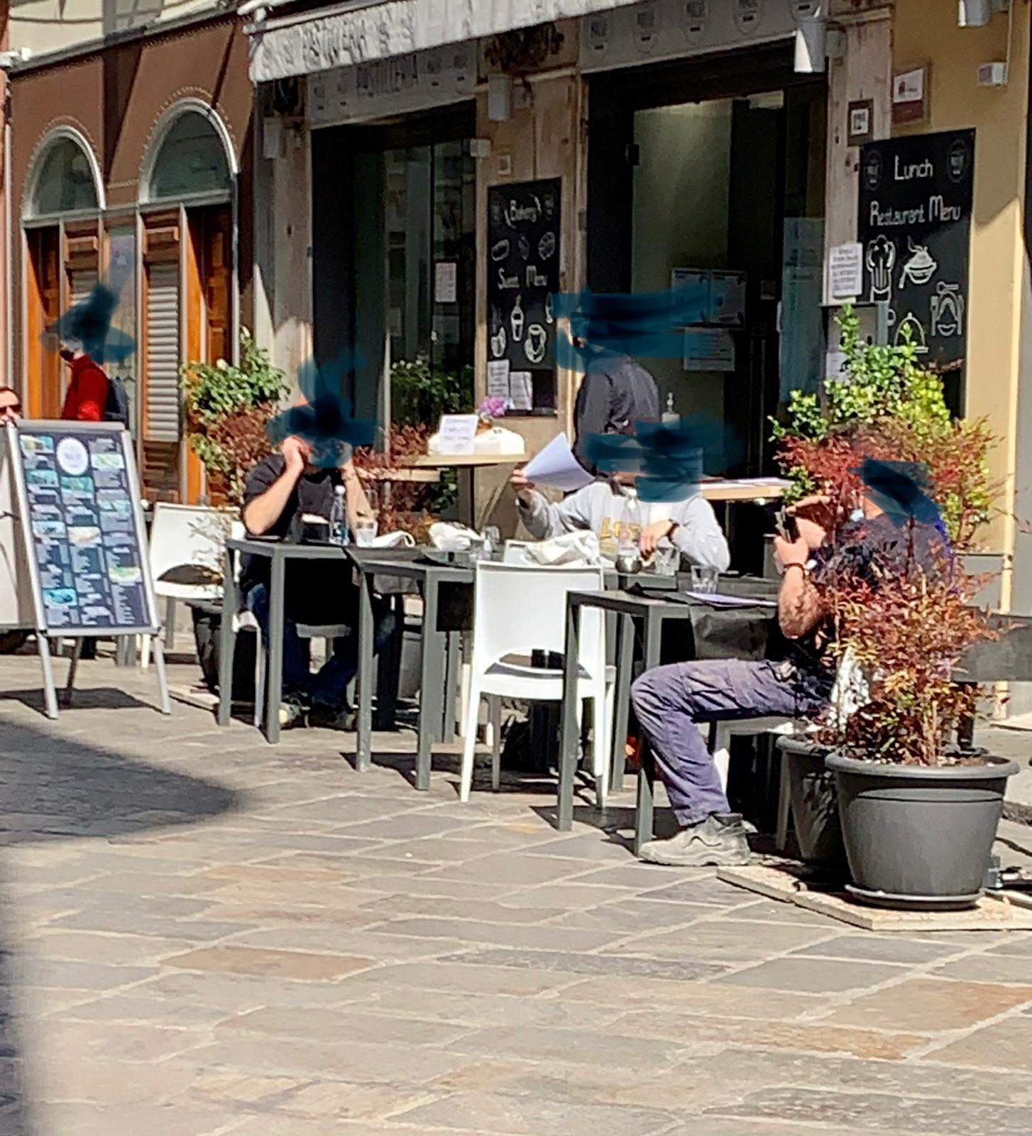 Quelli che…pranzano in Via Farini al bar, in barba al Covid – FOTO