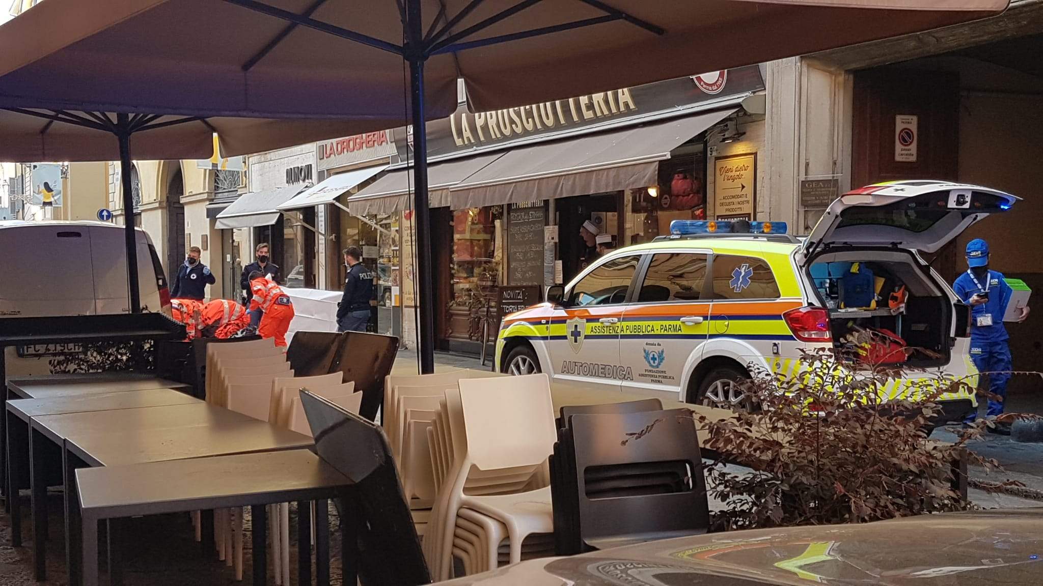 Via Farini – Colto da malore cade a terra: grave un uomo