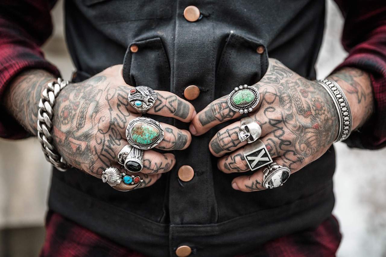 Gli Strumenti del Tatuatore: Guida Completa ai Tattoo Supply Essenziali