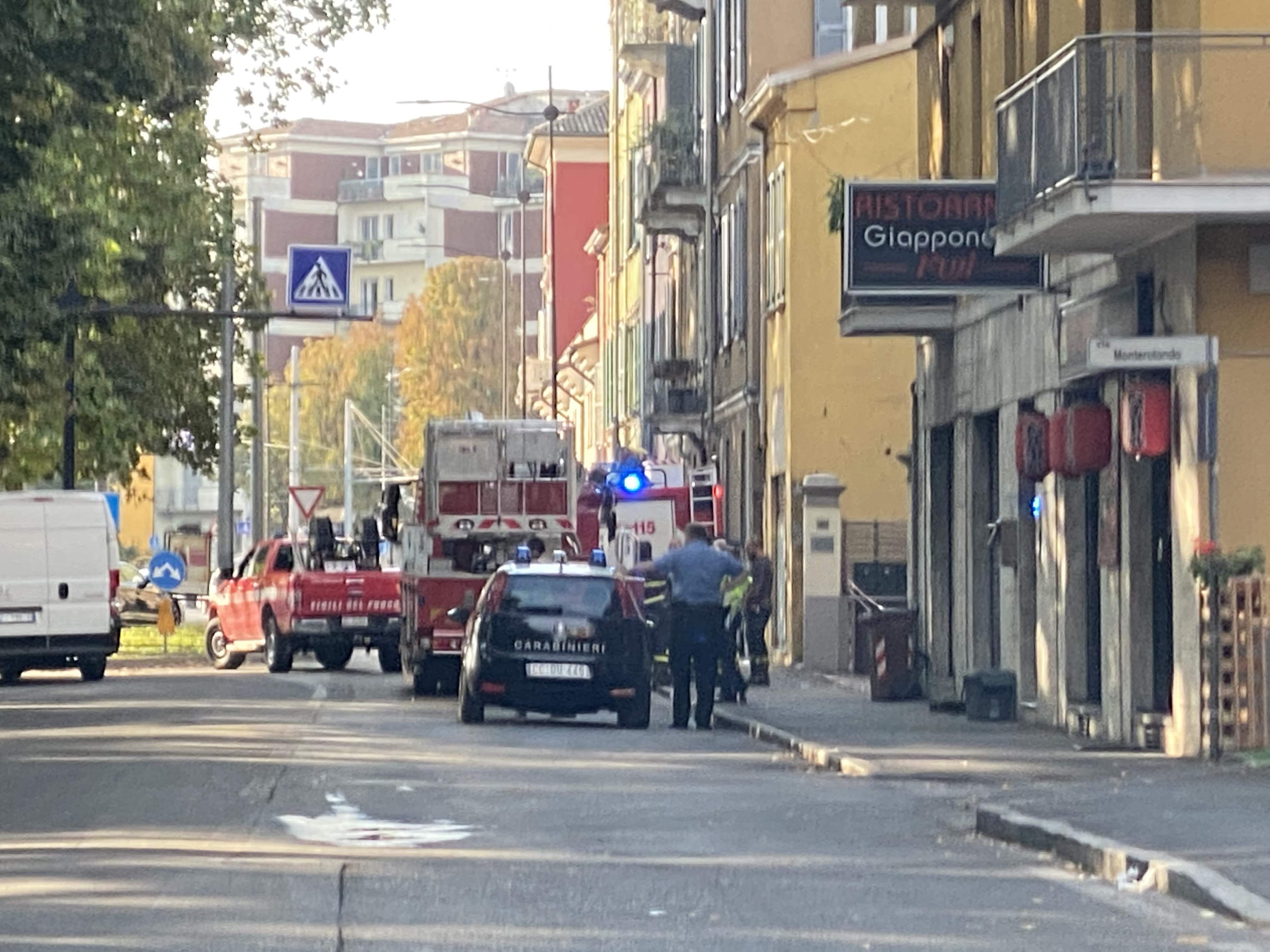 Palazzina in fiamme in Viale dei Mille, vigili del fuoco ancora al lavoro – FOTO
