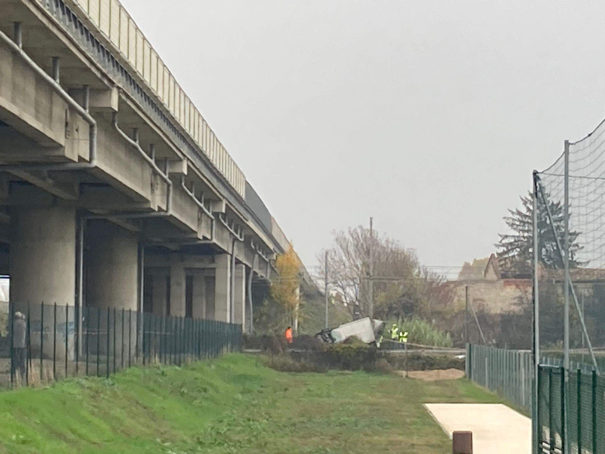 Pontetaro – Pulmino per il trasporto disabili cade sui binari, un morto e tre feriti gravissimi