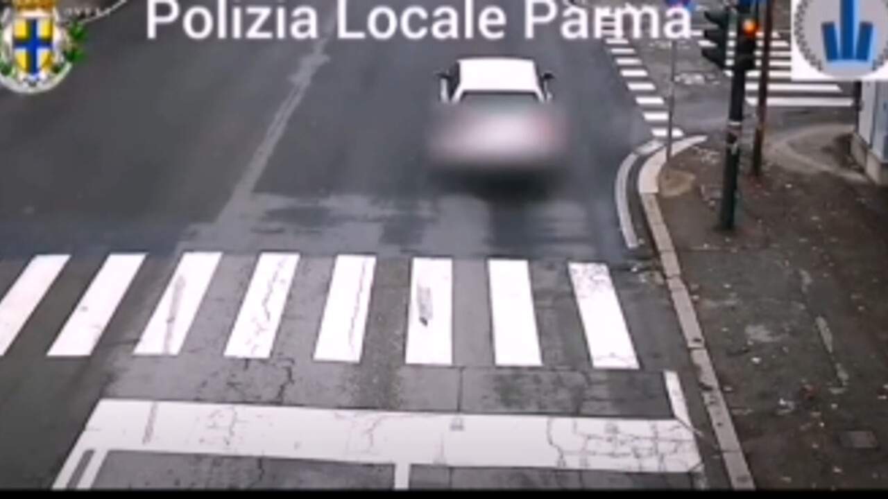 Via Pini: in due mesi in 1048 passano col rosso al semaforo