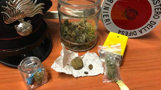 Market dello spaccio in tasca: denunciati un 23enne e un 28enne. Avevano “fumo” e cocaina