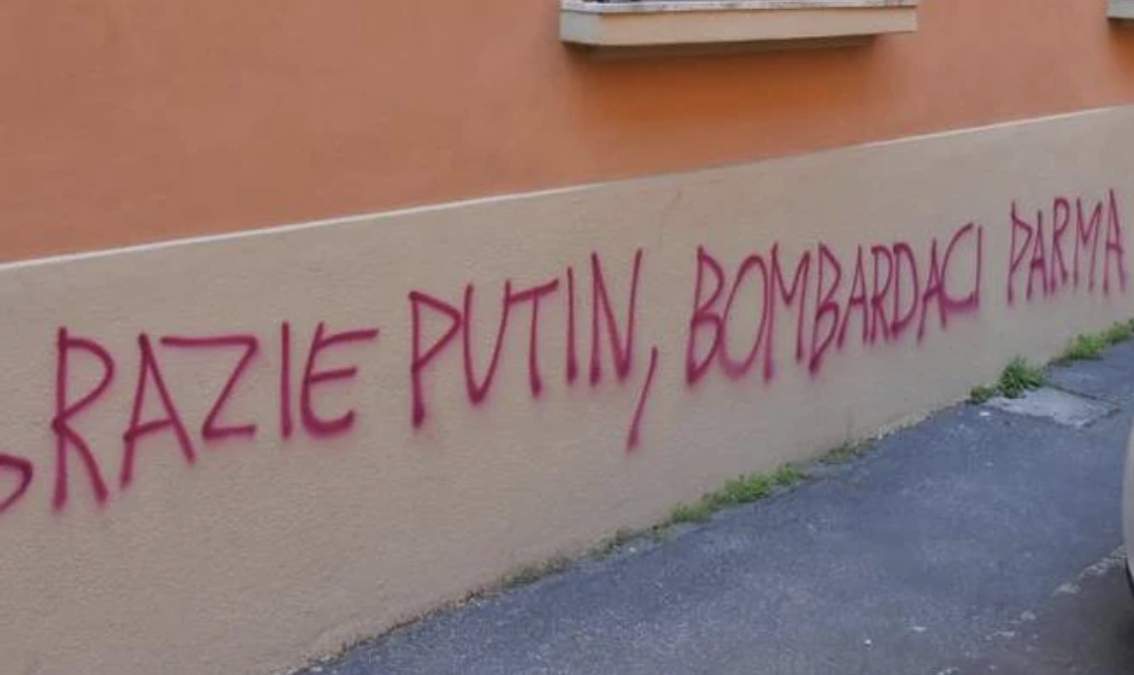 “Grazie Putin bombardaci Parma” – A Reggio su un palazzo storico