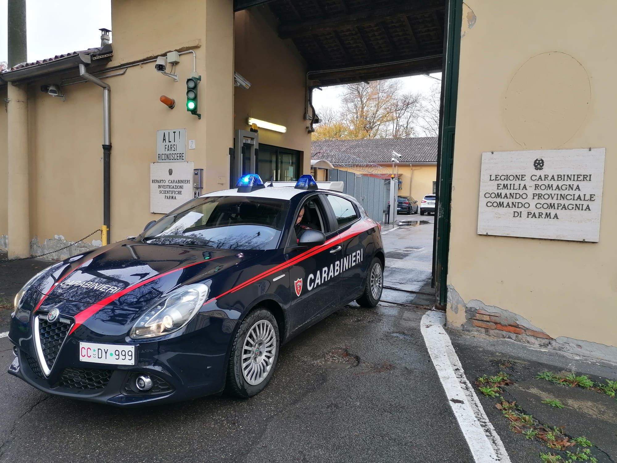 Riconosce il suo rapinatore armato di coltello e lo fa denunciare