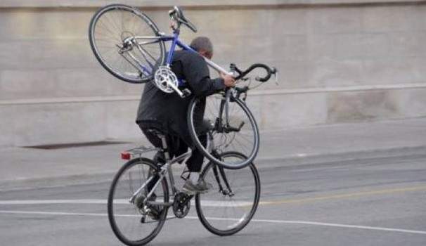 Ruba biciclette per 14mila euro in un garage: denunciato 30enne filippino