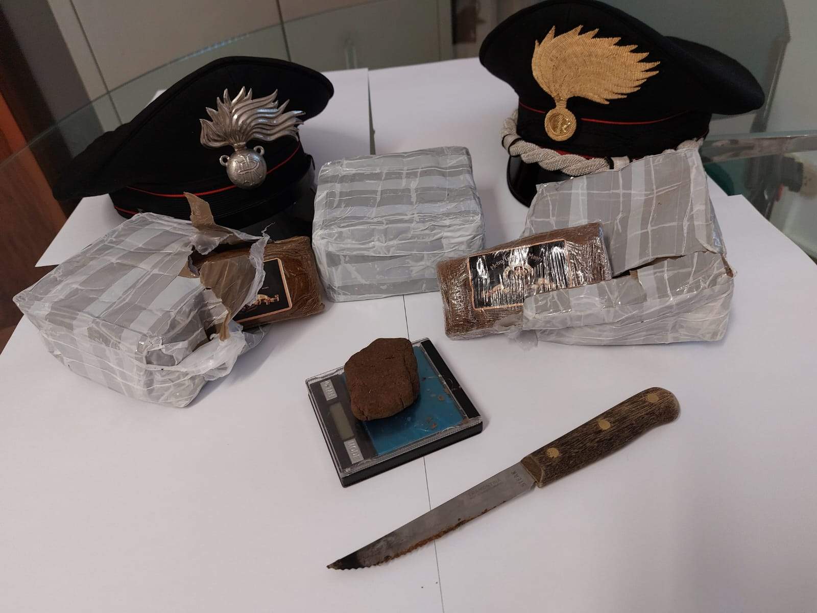 730 grammi di hashish pronto alla vendita: arrestato 38enne pregiudicato