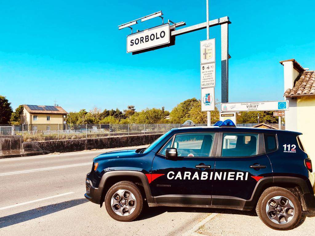 Sorbolo – Scassina una cabina fototessere e un distributore di bevande, danni per oltre 1200 euro: denunciato 43enne
