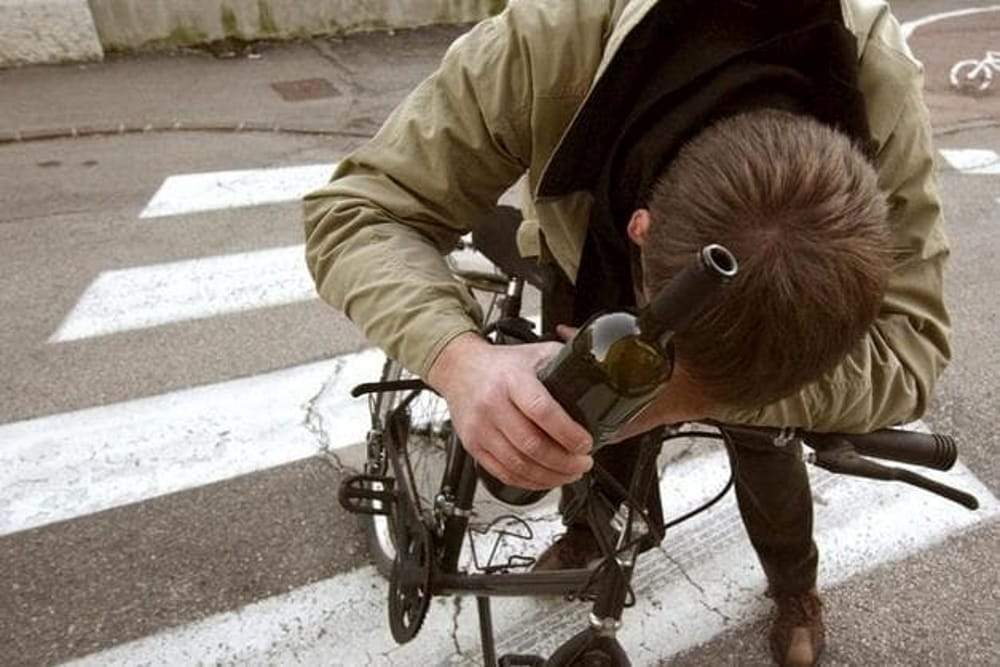 Ubriaco e “fumato” cade dalla bici: denunciato 30enne