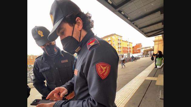 44 armi, 36 da taglio e 8 improprie nonché 640 grammi di cannabinoidi, 50 gr. di cocaina, 900 gr. di eroina e 30 gr. di hashish: tutti i sequestri della polizia ferroviaria
