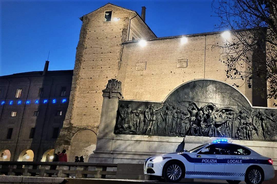 Fa la pipì davanti al Monumento a Verdi, poi aggredisce i Vigili: multato e denunciato 30enne
