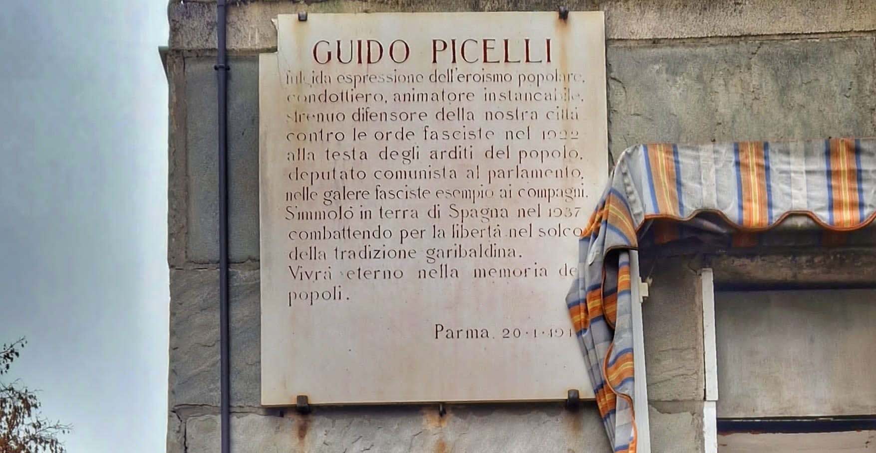 Brucia la corona sotto la lapide di Guido Picelli: identificato e denunciato. E’ un 31enne africano