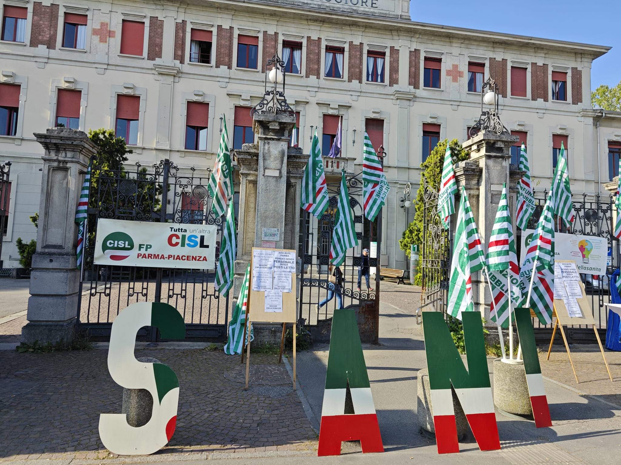 Tutela della salute, manifestazione mercoledì mattina davanti al Maggiore: “Non c’è sicurezza delle cure”