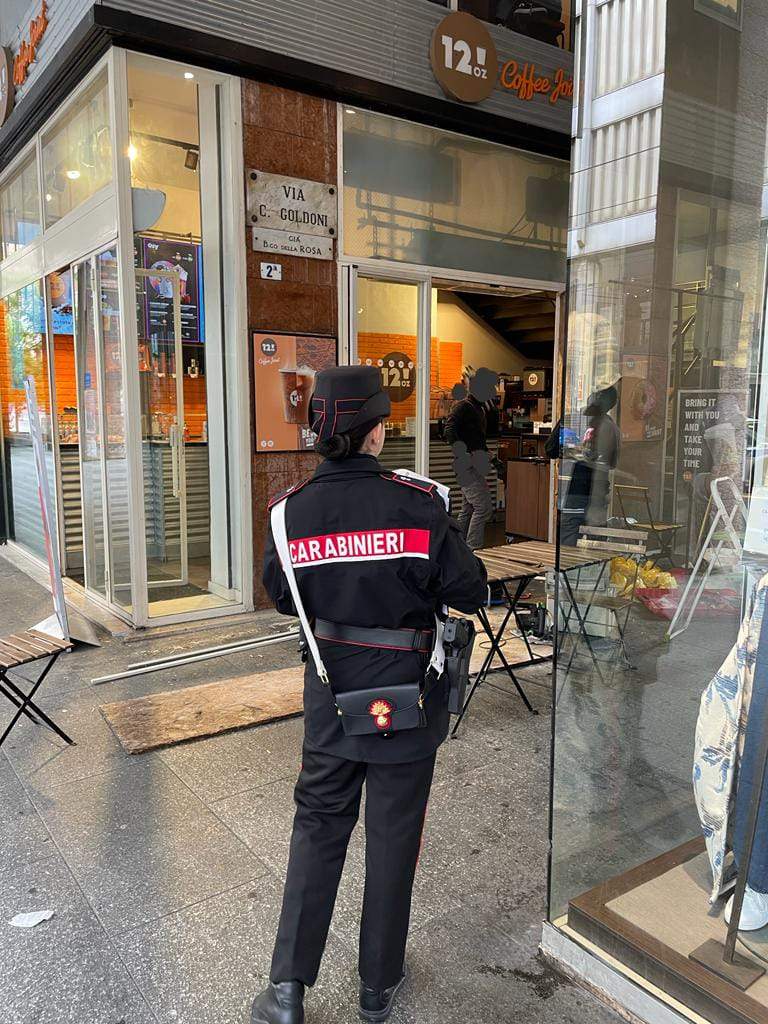 Via Mazzini – Rompe la vetrata di un bar e ruba il registratore di cassa, arrestato 21enne